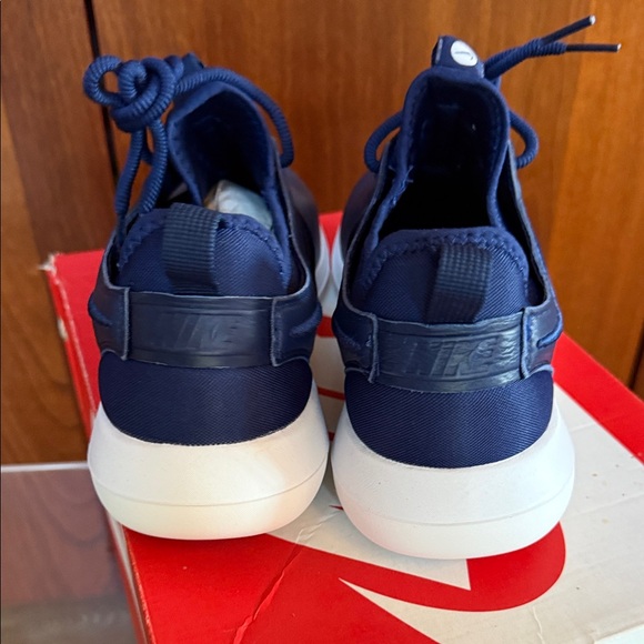 Nike Womens Roshe Blue leather Sneakers - Picture 3 of 6
